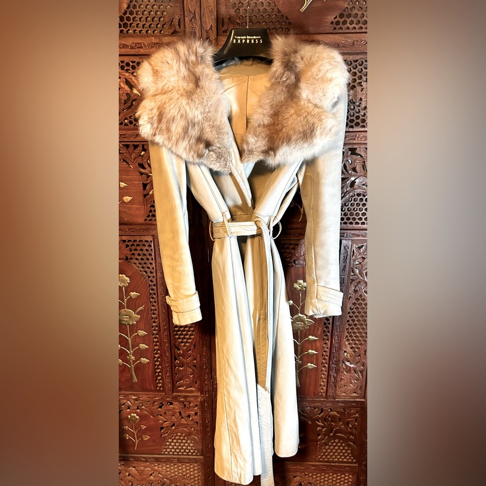 Vintage leather coat with fur collar. Light grey. Size 10